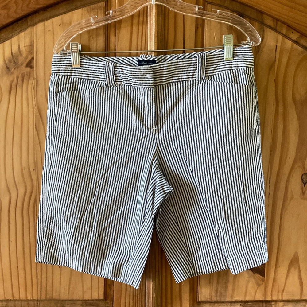 Women’s Tommy Hilfiger Reade blue gray white striped seersucker shorts size 4